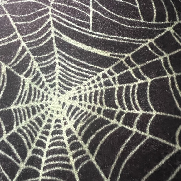 NWT spider onesie that glows in the dark. Size 1/2 - Picture 5 of 5